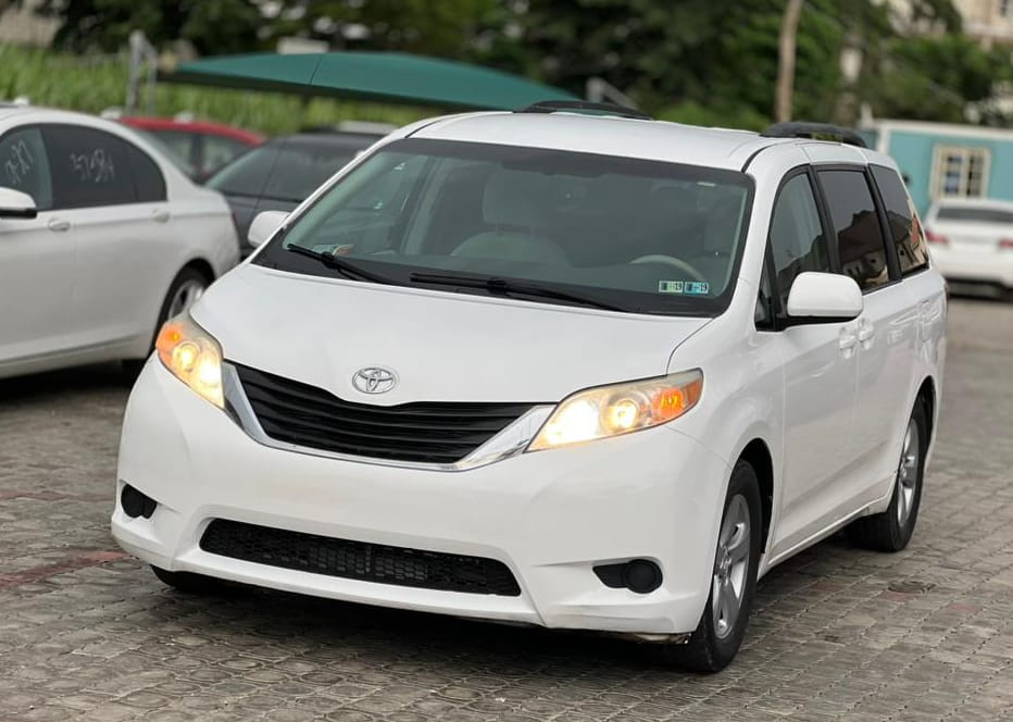 2010 Toyota Sienna LE Foreign Used Up for grab